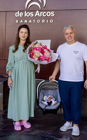 Happy family on the streets of Buenos Aires — childbirth in Argentina