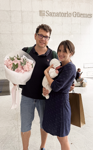 Smiles after childbirth — family with newborn in Argentina