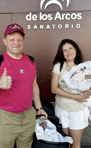 Family with baby in arms — turnkey childbirth services in Argentina
